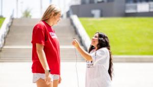 Laci Gonzalez interviewing 密歇根州立大学丹佛 volleyball player Ember Canty.